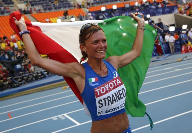 Il sorriso e la gioia di Valeria che esulta con la bandiera dell'Italia subito dopo l'impresa. Afp